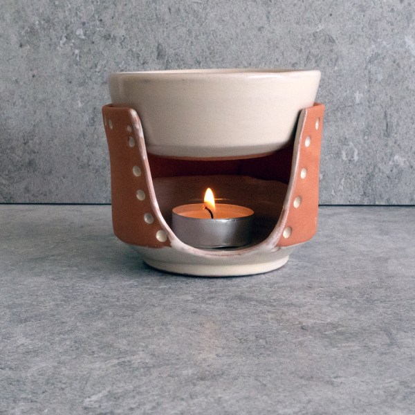 Handmade TERRACOTTA OIL BURNER with off-white glazing, designed for essential oil diffusion and home aromatherapy.