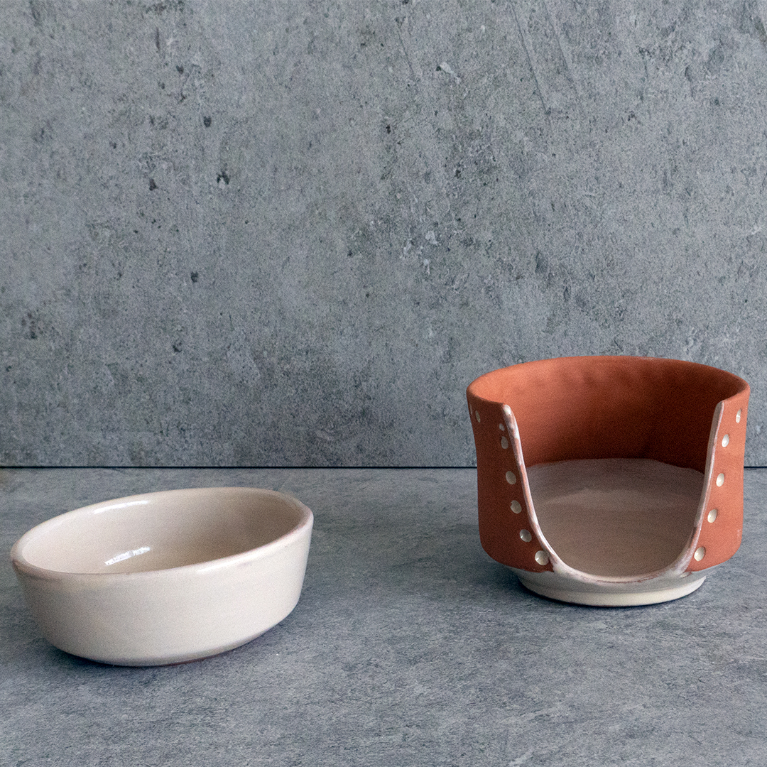 Handmade TERRACOTTA OIL BURNER with off-white glazing, designed for essential oil diffusion and home aromatherapy.